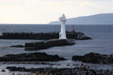Un phare isolé sur les rives de la mer du Japon, île de Rishiri, Hokkaidō