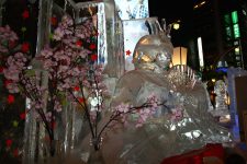 Statue de glace exposée dans la rue lors du festival de la neige, Sapporo