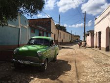 Une voiture des années '50 dans une rue de Trinidad