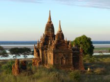 Un temple à Bagan le long de la rivière Irrawaddy