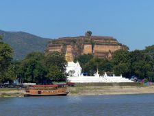 La pagode Hsinbyume (Myatheindan) devant le temple inachevé Mingun près de Mandalay