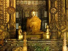 Le Bouddha doré du monastère Shwenandaw à Mandalay