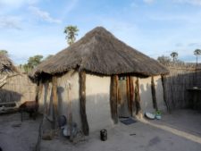 Habitation traditionnelle d’un village du delta de l'Okavango